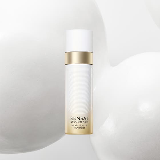 Sensai Absolute Silk Micro Mousse Treatment 90 ml djupfuktande mousse som ger lyster i vit flaska med vitt skum på hand