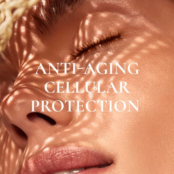 Nuxe Sun-Kissed Fluid Spf 30 40 ml solkräm ger skydd mot UVA UVB och blått ljus över en gyllene vattenyta