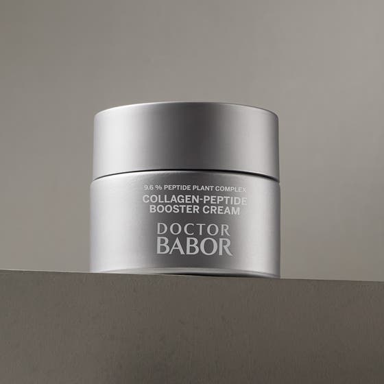 Babor Doctor Babor Collagen-Peptide Booster Cream 50 ml i en stilren silverburk som ger huden fasthet.