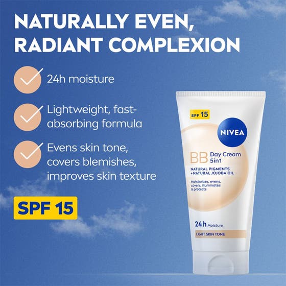 Nivea BB Tinted Moisturiser 50 ml fuktgivande tonad dagkräm med SPF 15 och jojobaolja som ger lyster mot en blå himmel.