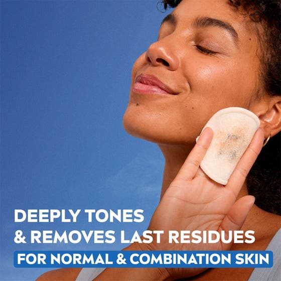 Nivea Toner Refreshing 200 ml återfuktande ansiktsvatten med lotusblomma i en blå flaska som står i friskt vattenstänk