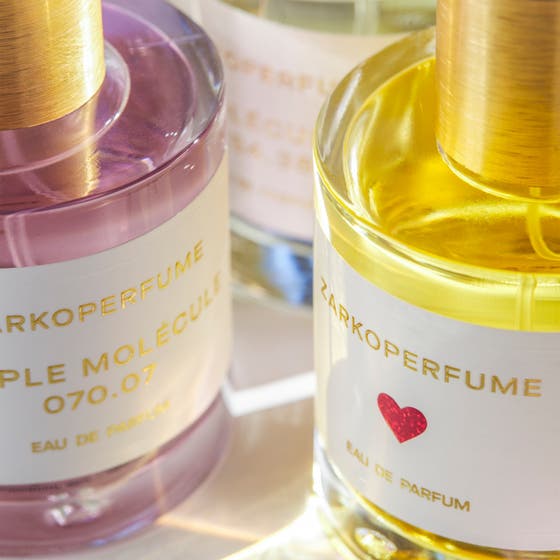 Zarkoperfume Sending Love 50 ml gulddetalj eau de parfum dam i glasflaska med rött hjärta mot vit ask