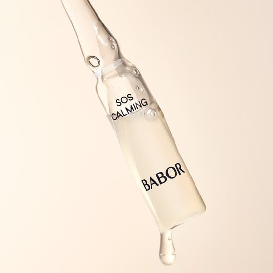 Babor Ampoule SOS Calming 14 ml akutserum för känslig hud i glasampull med en hängande droppe serum