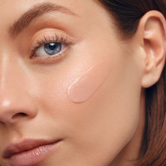 Biotherm Blue Peptides Uplift 50 ml ansiktskräm för konturförbättring i öppen röd glasburk med ljusrosa kräm.