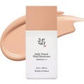 Beauty of Joseon Daily Tinted Fluid Sunscreen 50 ml tonad solkräm som ger lyster i vit flaska framför krämig textur