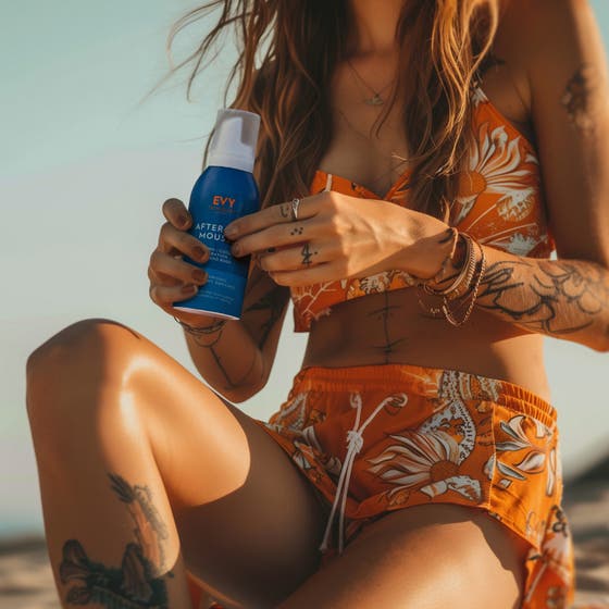 EVY Technology After Sun Mousse 150 ml ger snabb absorption och visas som vitt skum på solkysst hud.