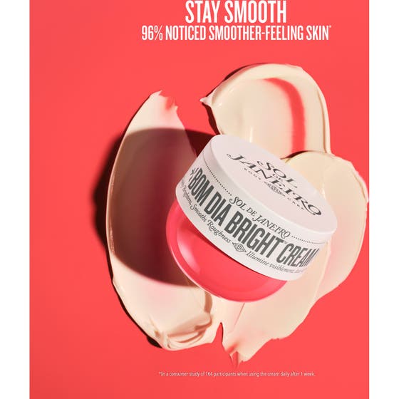 Sol de Janeiro Bom Dia Bright Cream 240 ml lystergivande body lotion med AHA och C-vitamin visas med färska plommon.