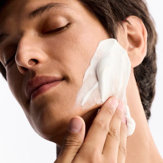 Nuxe Men Shaving Foam 150 ml motverkar irritation i brun flaska på en bädd av krämigt raklödder