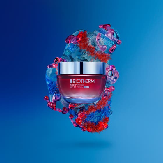 Biotherm Blue Peptides Uplift 50 ml anti-aging nattkräm i röd glasburk med silverlock omgiven av blå och röda vattenformer.