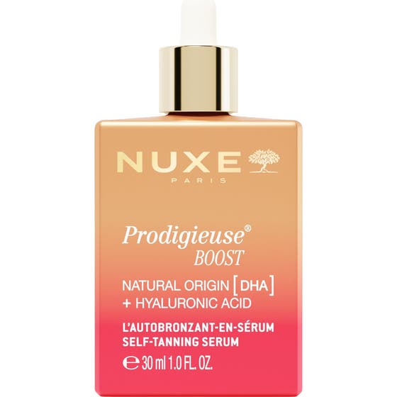 Nuxe Prodigieuse Boost 30 ml hyaluronsyra ansiktsserum självbrunande i en rosa-orange flaska med vit dropper
