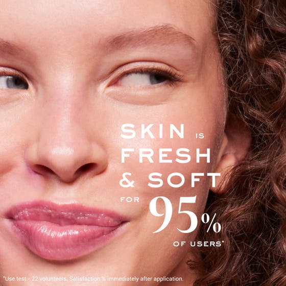 Nuxe Very Rose Cleansing Foam 150 ml fuktgivande ansiktsrengöring med rosenextrakt visar en rosa ros med vattendroppar