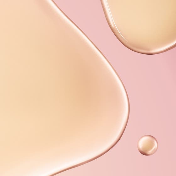 Nuxe Huile Prodigieuse Florale 60 ml lystergivande kroppsolja med skimrande gyllene droppar på rosa bakgrund