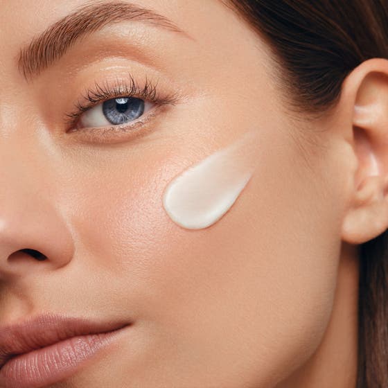 Biotherm Blue Pro-Retinol 50 ml fuktgivande retinol kräm i blå glasburk omgiven av blå vattenbubblor