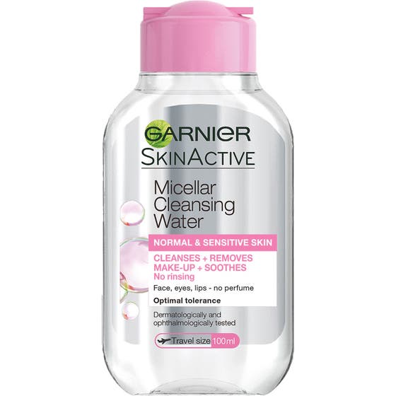 Garnier Micellar Cleansing Water 100ml rengöringsvatten ger skonsam sminkborttagning i klar reseflaska med rosa lock.