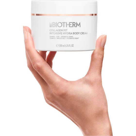 Biotherm Collagen Fit Body Cream 200 ml uppstramande kroppskräm i vit burk som hålls upp av en hand