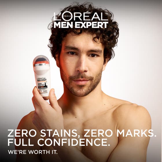 L'Oréal Paris Men Expert Shirt Protect 50 ml fläckskydd 48 timmar roll-on deodorant herr som hålls i en hand.