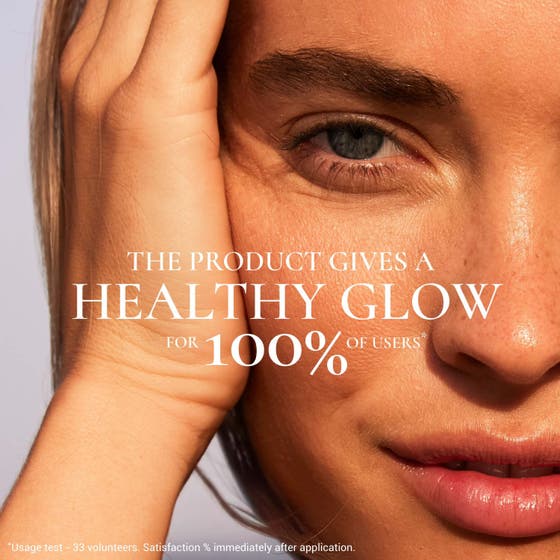 Nuxe Sun-Kissed Fluid 40 ml solkräm för ansiktet med SPF 30 i orange tub på en skimrande gyllene bakgrund.