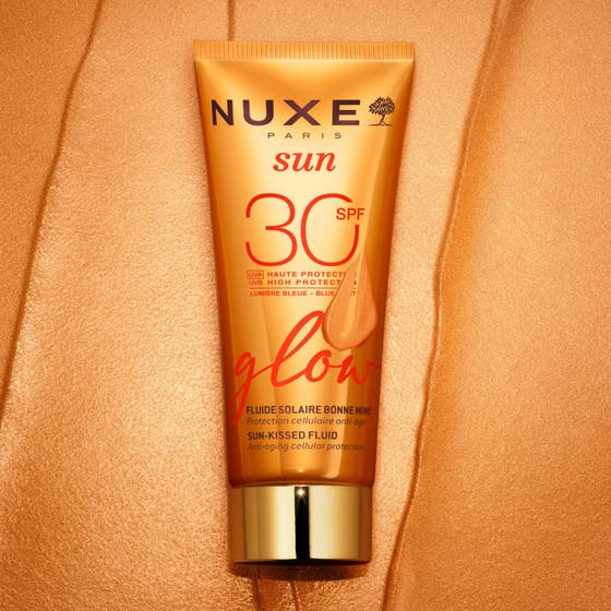 Nuxe Sun-Kissed Fluid 40 ml solkräm för ansiktet i orange förpackning med texten SPF 30 Glow.