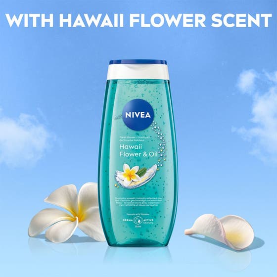 NIVEA Hawaii Flower & Oil Shower 250 ml blomduft duschgel hälls i handen i duschen för silkeslen och fräsch hud.