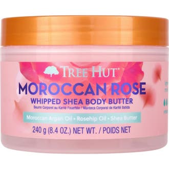 Tree Hut Shea Body Butter Moroccan Rose 240 g lyxigt sheasmör för torr hud i en rund burk med rosa etikett och orange lock