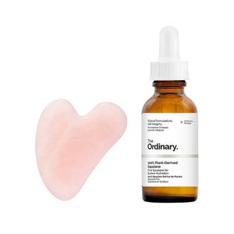 The Ordinary 100% Plant-Derived Squalane 30ml återfuktande ansiktsolja i brun glasflaska bredvid en rosa gua sha sten.