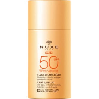 Nuxe Sun Light Sun Fluid SPF 50 50ml solskydd som ger anti-age skydd i en persikofärgad flaska med matchande lock
