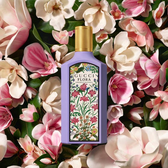 Gucci Flora Gorgeous Magnolia 100 ml magnolia parfym i lila flaska omgiven av rosa och vita blommor