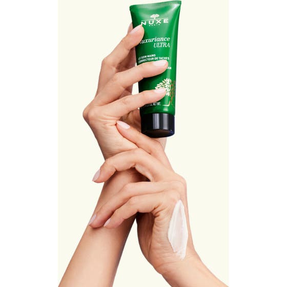 Nuxe Nuxuriance Ultra Hand Cream 90 g anti pigmentering handkräm med vitamin c i en grön tub med gulddekor