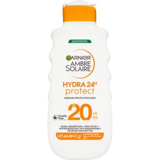 Garnier Ambre Solaire Hydra 24h Protect SPF 20 vattenresistent solkräm i vit plastflaska med räfflade sidor och orange lock.