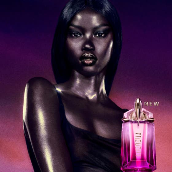 Mugler Alien Pulp Eau de Parfum 60 ml damparfym i lila flaska omgiven av hallon och blommor