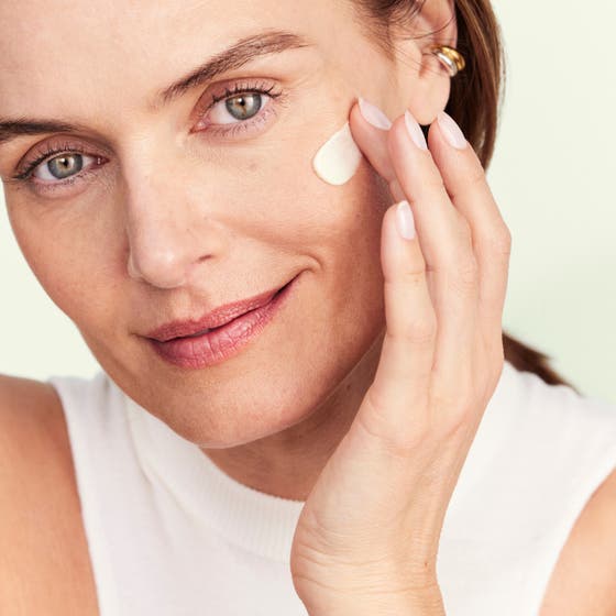Nuxe Nuxuriance Ultra 50 ml anti-aging kräm med solskydd SPF 30 i en grön tub som ger huden fasthet och skydd.