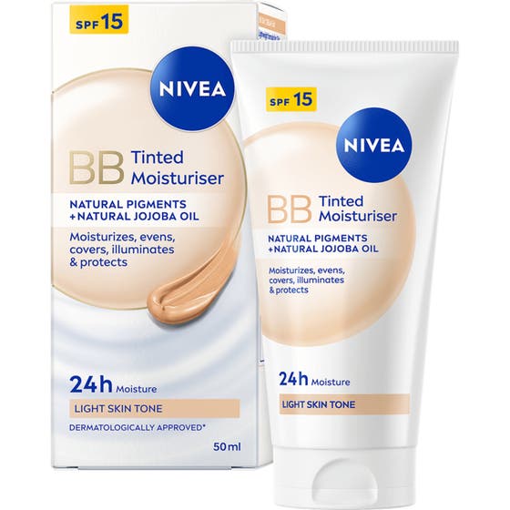 Nivea BB Tinted Moisturiser 50 ml fuktgivande tonad dagkräm i vit tub med SPF 15 och krämig beige textur.