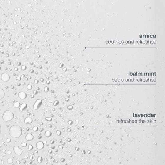 Dermalogica Multi-Active Toner 250 ml återfuktande ansiktsvatten sprayar en fin mist från den vita flaskan.