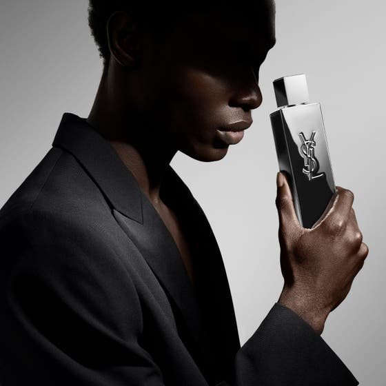 Yves Saint Laurent MYSLF L'Absolu 40 ml Eau de Parfum i en stilren silverfärgad flaska med präglad YSL-logotyp på toppen