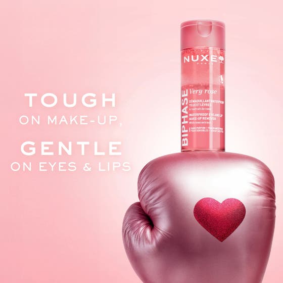 Nuxe Very Rose Biphase Sminkborttagning 100 ml som skonsamt tar bort ögonsmink med en bomullsrondell.