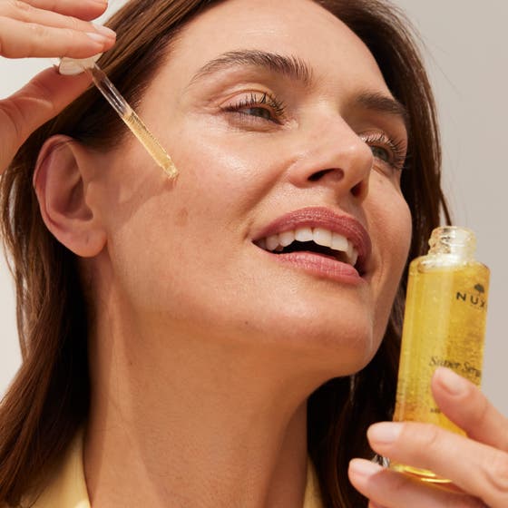 Nuxe Paris Super Serum 30 ml anti-rynk serum i glasflaska med guldlock bredvid matchande guldfärgad ask