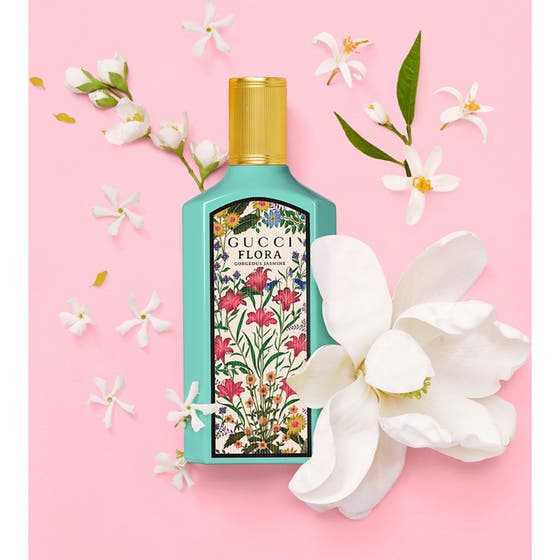Gucci Flora Gorgeous Jasmine 30 ml blommig jasmin parfym i turkos flaska omgiven av magnolia och jasmin