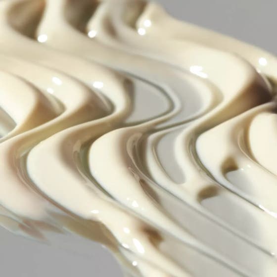Dermalogica Biolumin-C Heat Aging Protector 50 ml lystergivande dagkräm SPF 50 hålls av kvinna i varmt ljus.