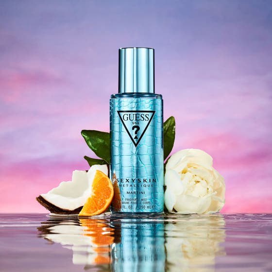 GUESS Sexy Skin Body Mist Metallique Martini 250 ml body mist dam blå flaska omgiven av kokos apelsin och pion