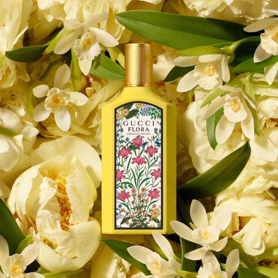 Gucci Flora Gorgeous Orchid 30 ml damparfym i gul flaska placerad på en bädd av ljusgula blommor