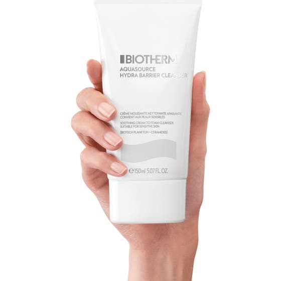 Biotherm Aquasource Hydra Barrier Cleanser 150 ml ansiktsrengöring för känslig hy i vit tub visas med serum och kräm.