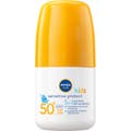 Nivea Sun Kids Sensitive Protect spf50 roll-on ger barn solskydd känslig hud i vit flaska med gult lock.