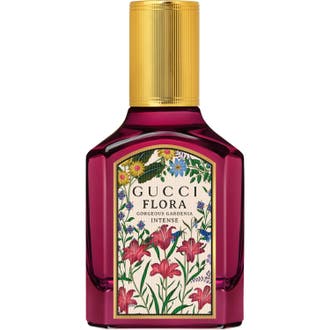 Gucci Flora Gorgeous Gardenia Intense 30 ml eau de parfum i mörkrosa glasflaska med blommigt motiv och guldlock