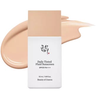 Beauty of Joseon Daily Tinted Fluid Sunscreen 50 ml solskydd ger jämn hudton i vit flaska med krämig beige textur