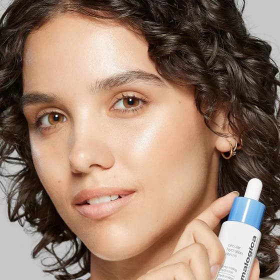 Dermalogica Circular Hydration Serum 30 ml ger lyster och fuktskydd på en kvinna med strålande hud.