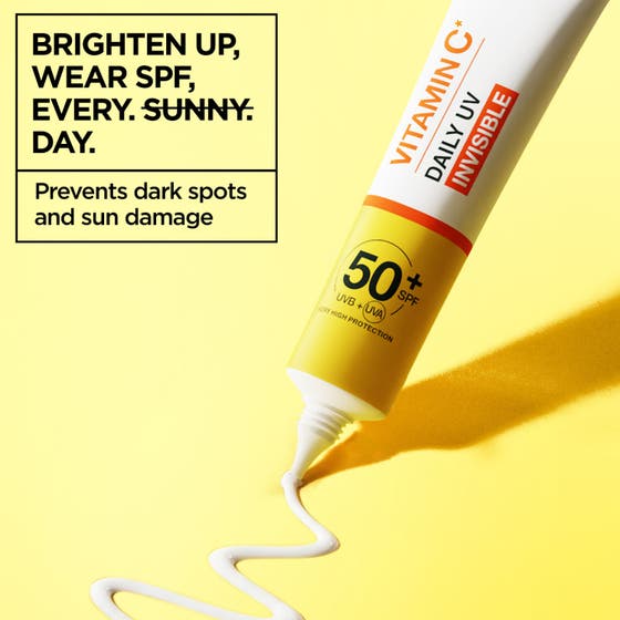 Garnier Vitamin C Glow Boosting Daily UV Fluid 40 ml garnier solskydd ansikte ger lyster till tre leende personer.
