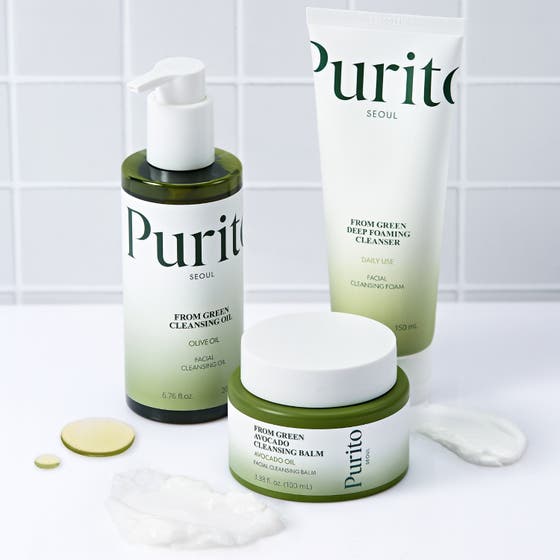 Purito From Green Deep Foaming Cleanser 150 ml skonsam rengöring i vit tub som ger ett krämigt vitt skum i handen.