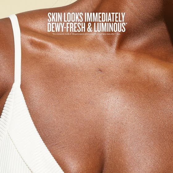 Sol de Janeiro Rosa Charmosa Dewy Cream 240 ml återfuktande body lotion ger lyster på huden vid dekolletaget