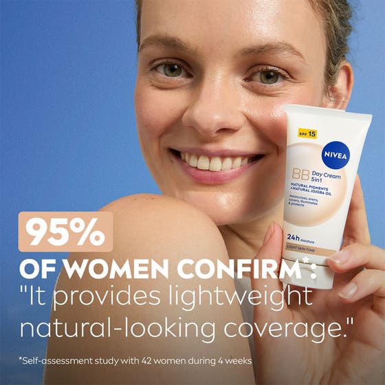 NIVEA BB Tinted Moisturiser 50 ml fuktgivande tonad dagkräm ger naturlig täckning visad av en leende kvinna