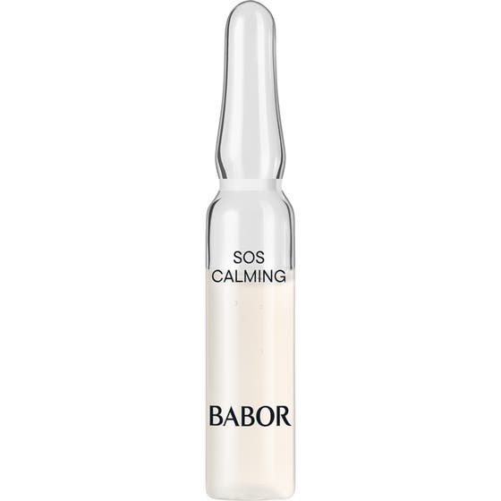 Babor SOS Calming lugnande ampuller är ett akutserum för känslig hud i en klar glasampull med mjölkvit vätska.